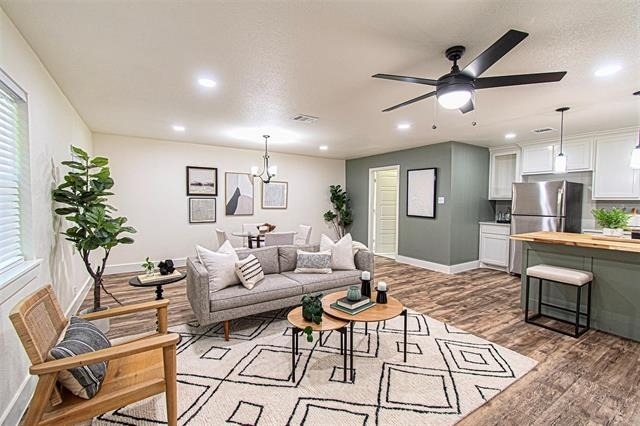 551 E Burks Street - Photo 2