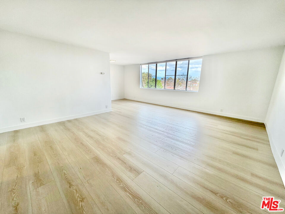 468 S Roxbury Drive - Photo 1
