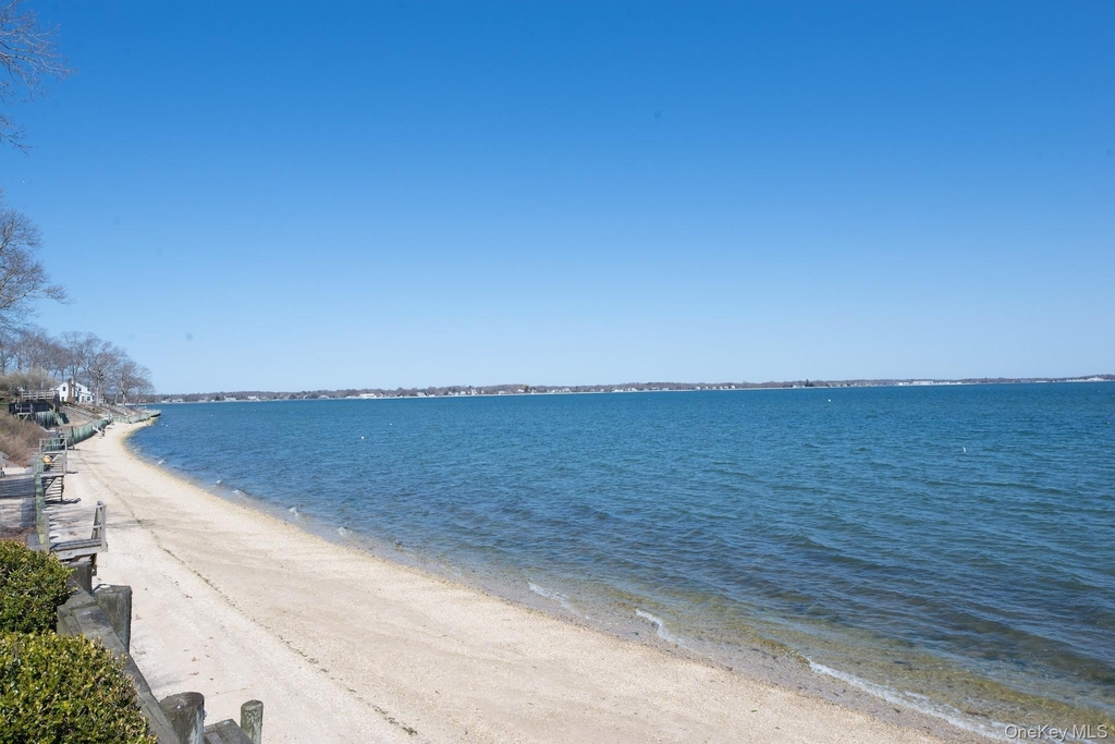 100 W Shore Drive - Photo 2