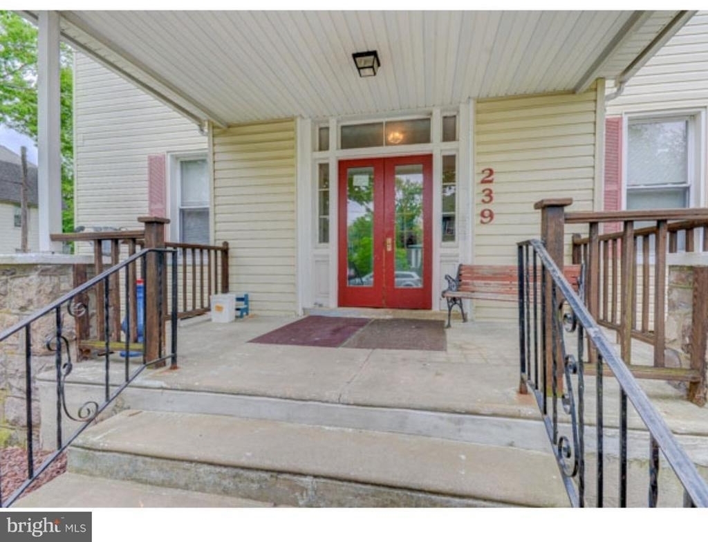 239 Vine Street - Photo 2