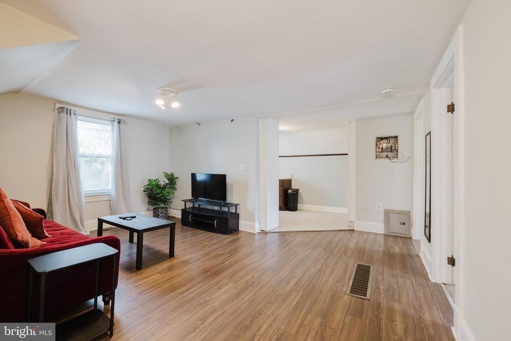 34 Burke Avenue E - Photo 3