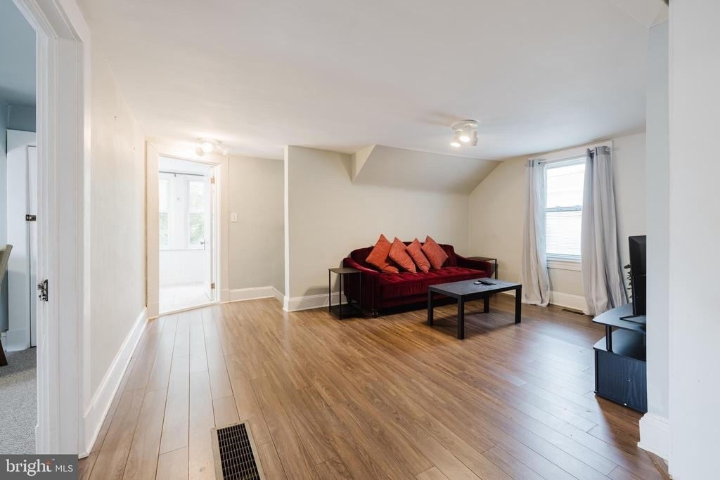 34 Burke Avenue E - Photo 2
