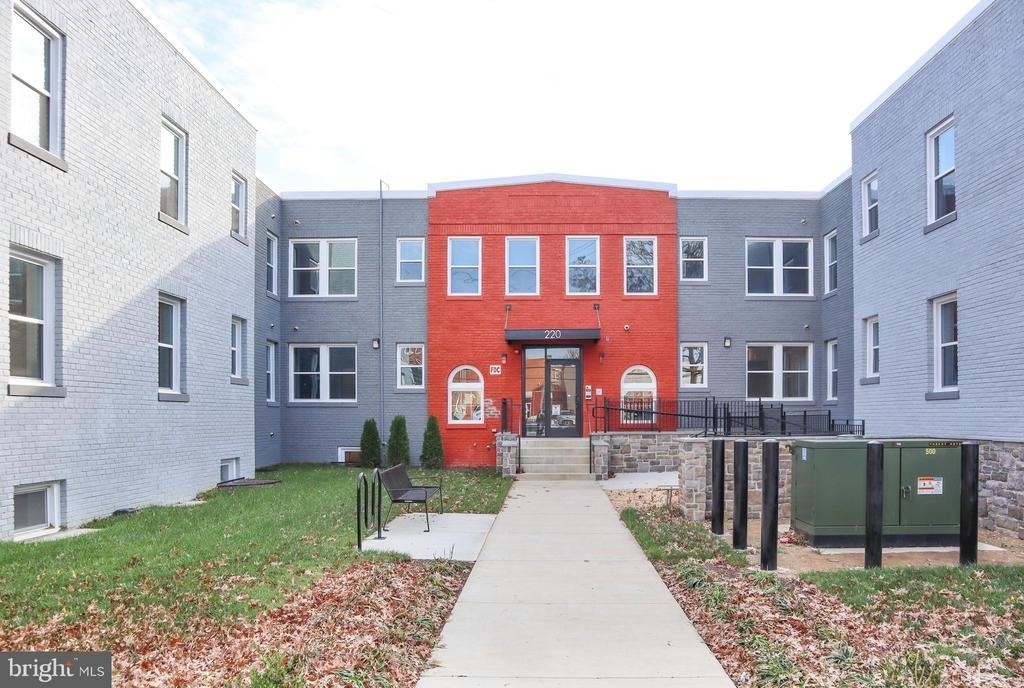 220 Hamilton Street Nw - Photo 0