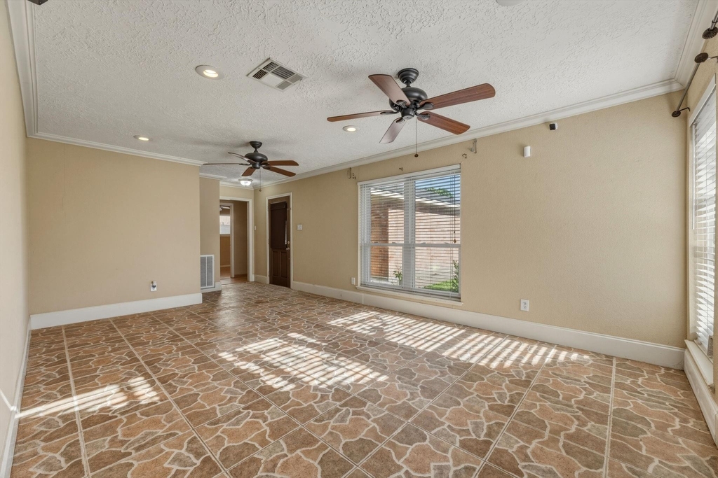 5211 Court Road - Photo 4