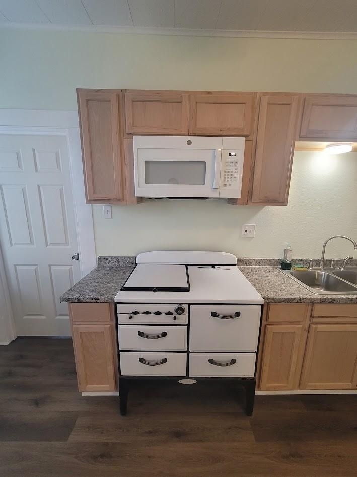 723 Sealy Street - Photo 6