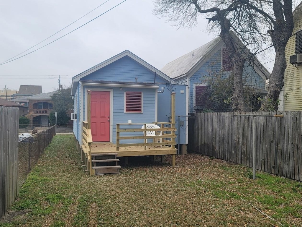 723 Sealy Street - Photo 13