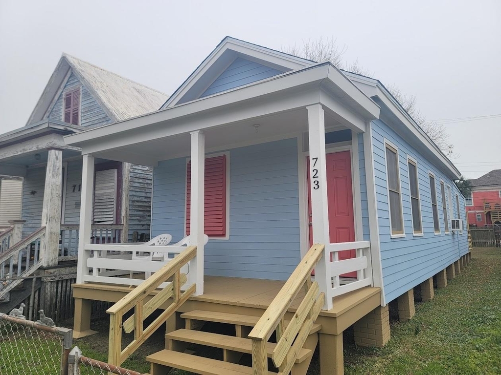 723 Sealy Street - Photo 0