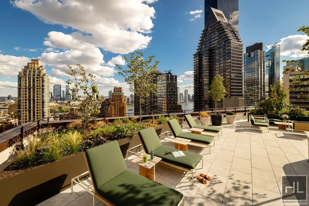 East 50 Street - Photo 8