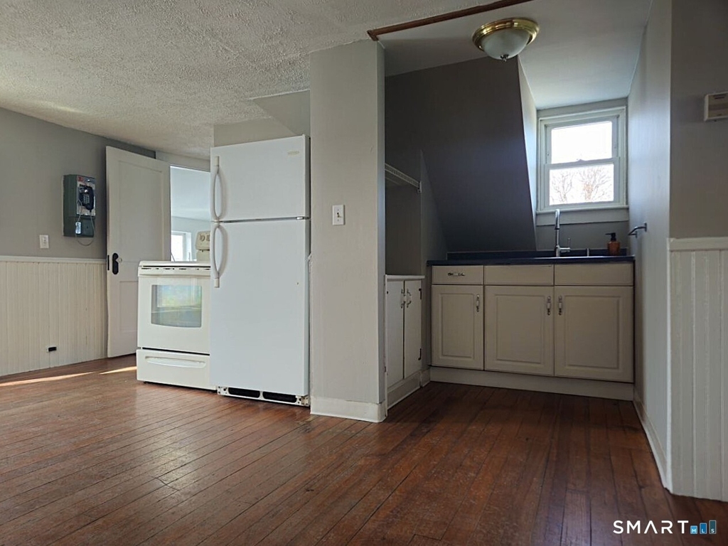 21 Sigourney Street - Photo 3