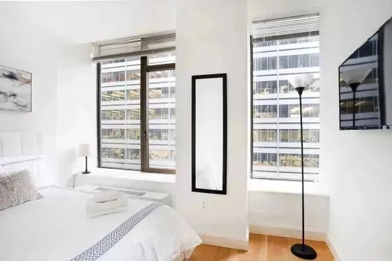 Hanover Square - Photo 2