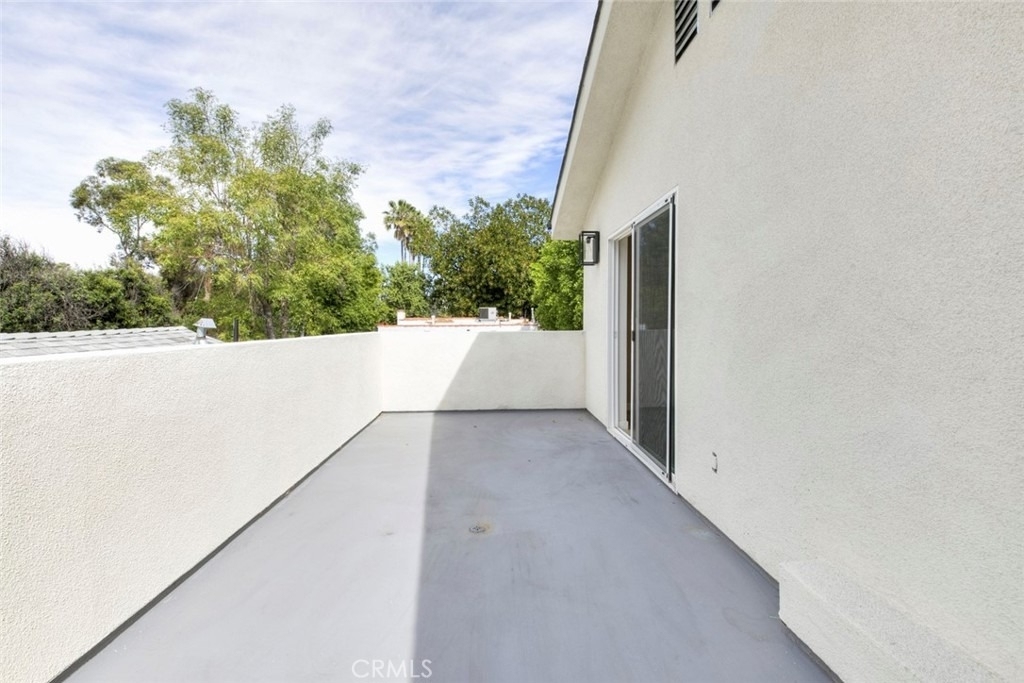 15557 Wyandotte Street - Photo 20