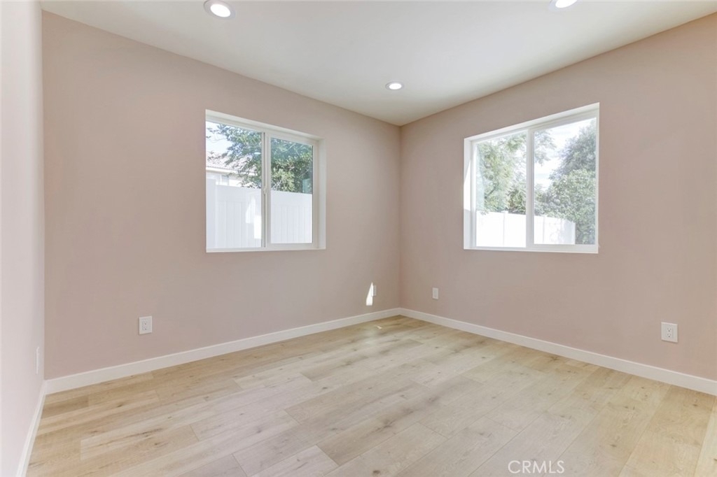 15557 Wyandotte Street - Photo 9