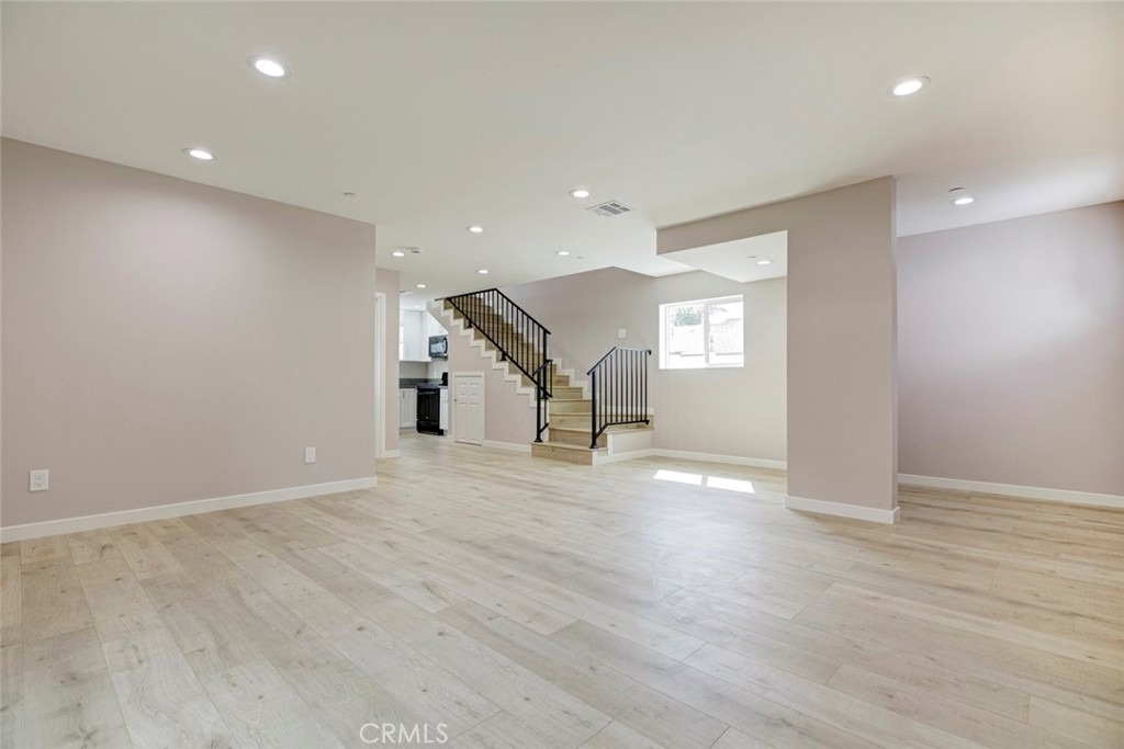 15557 Wyandotte Street - Photo 3