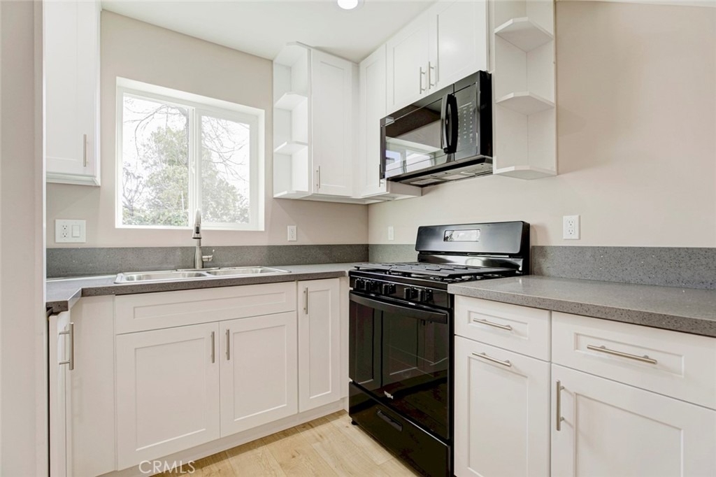 15557 Wyandotte Street - Photo 7