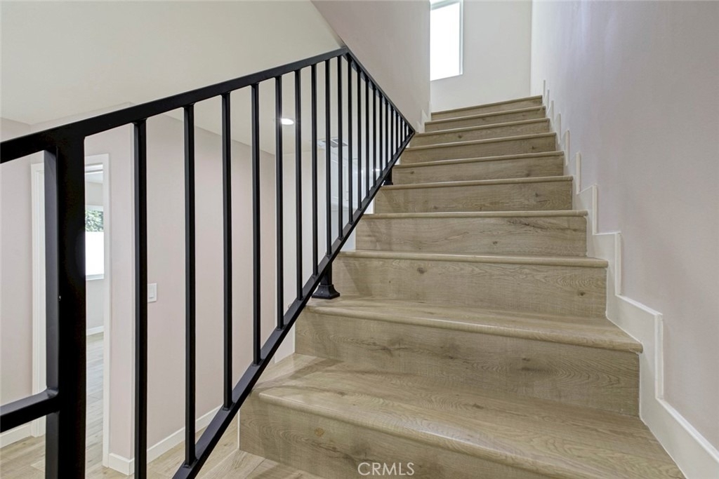 15557 Wyandotte Street - Photo 12