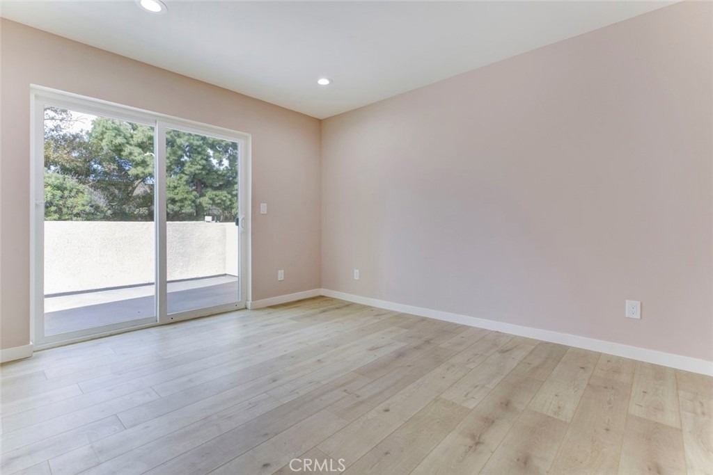 15557 Wyandotte Street - Photo 17