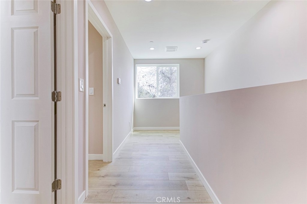 15557 Wyandotte Street - Photo 14