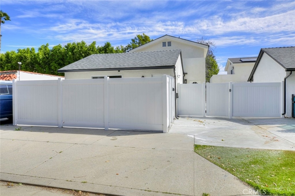15557 Wyandotte Street - Photo 0