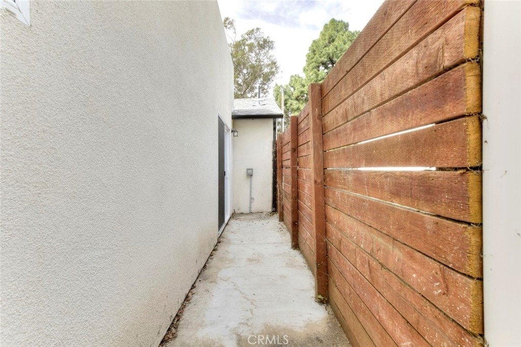 15557 Wyandotte Street - Photo 22