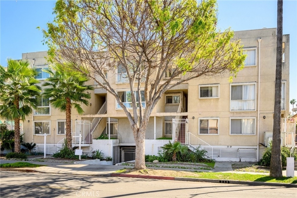 116 W Maple - Photo 1