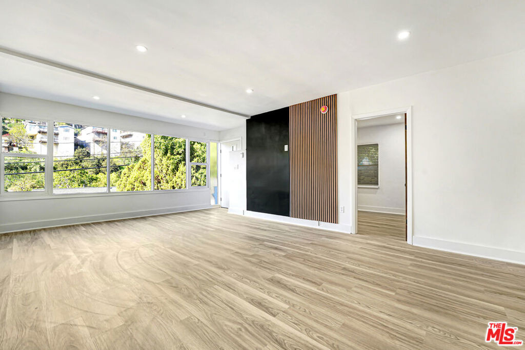 316 Crane Boulevard - Photo 2