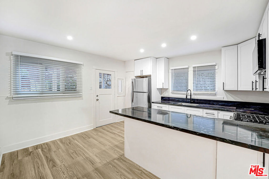 316 Crane Boulevard - Photo 3