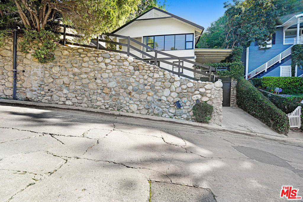 316 Crane Boulevard - Photo 1