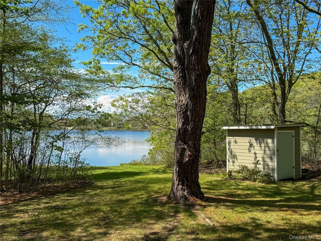 8515 Soundview Avenue - Photo 2