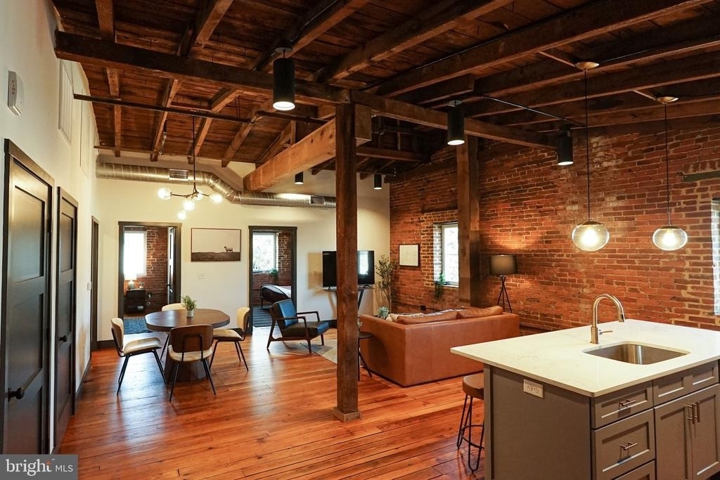 437 W Grant Street - Photo 0