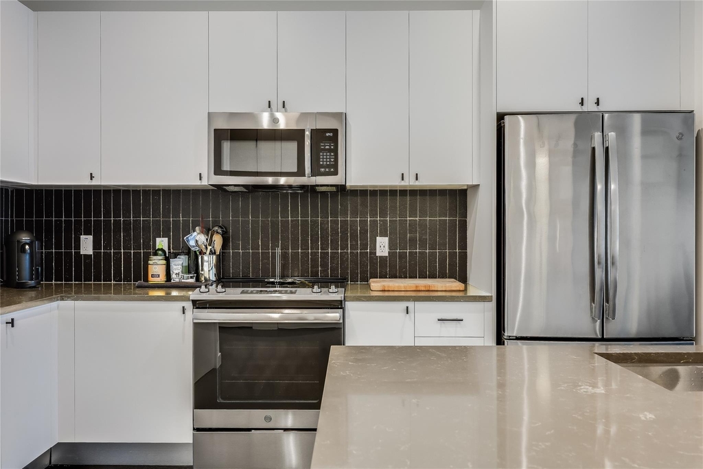 800 Embassy Dr - Photo 3