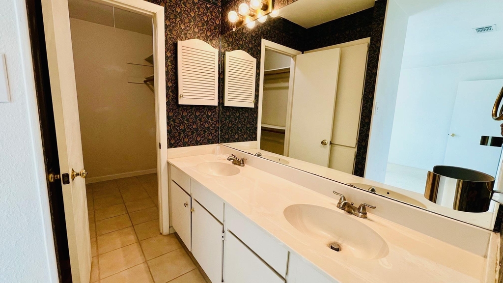 1510 W North Loop Blvd - Photo 4