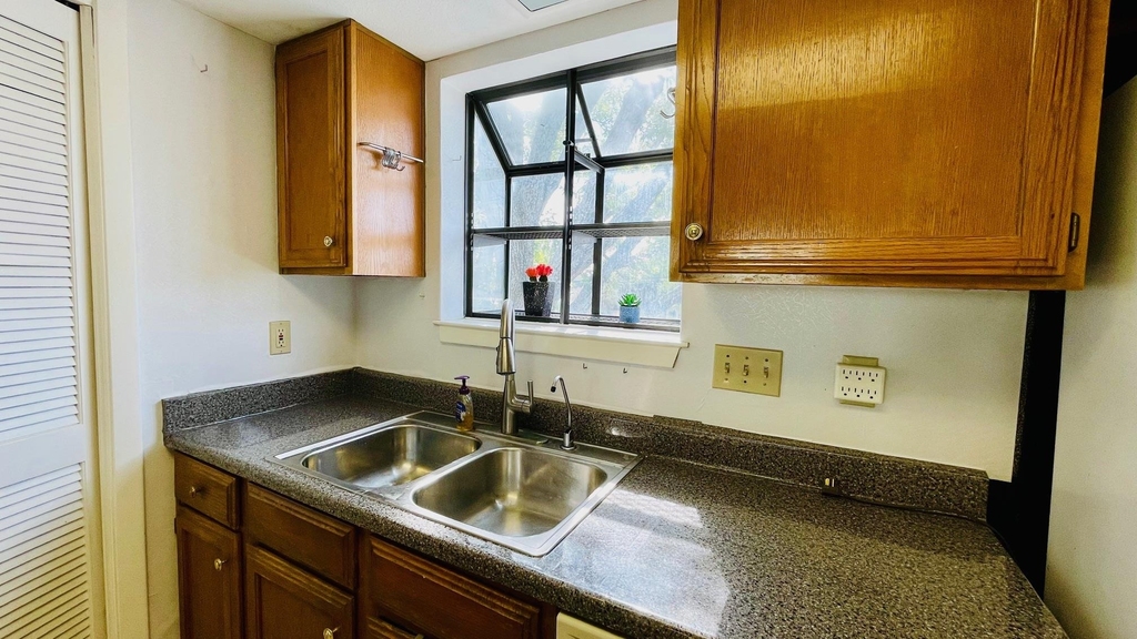 1510 W North Loop Blvd - Photo 5