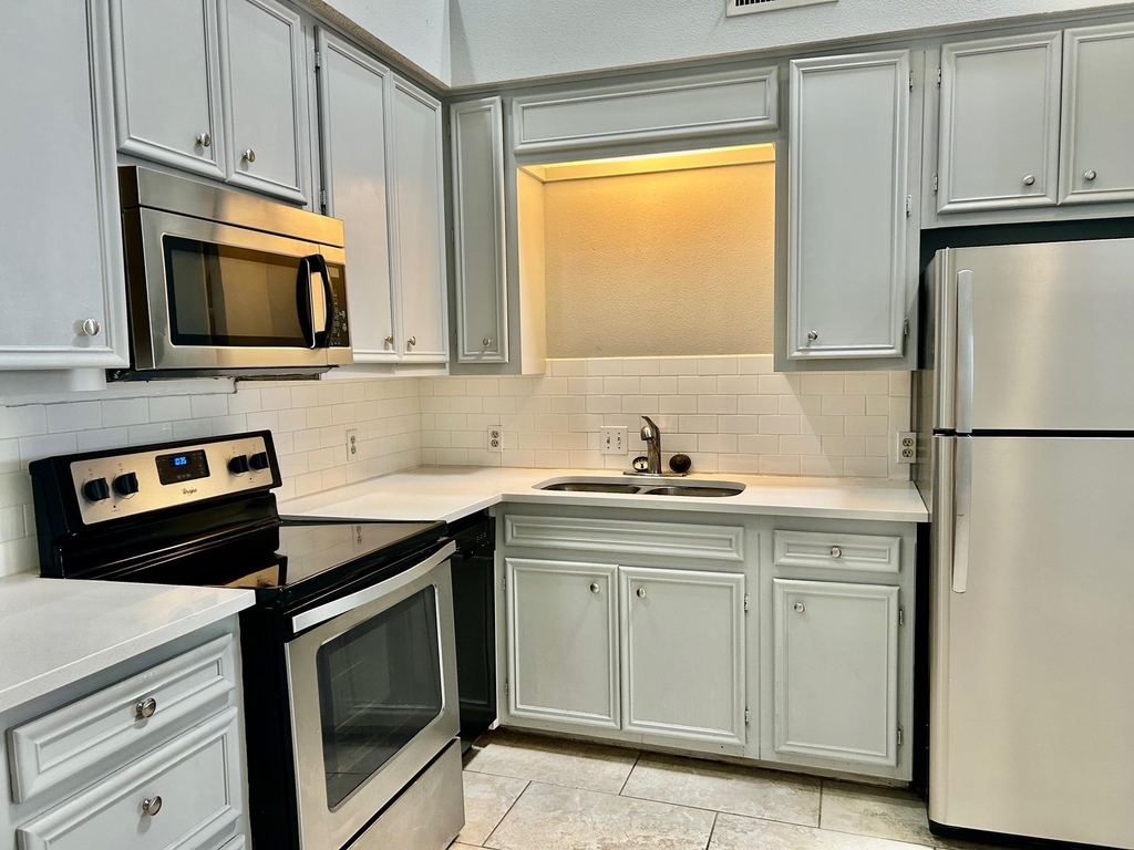 502 W 17th St - Photo 0