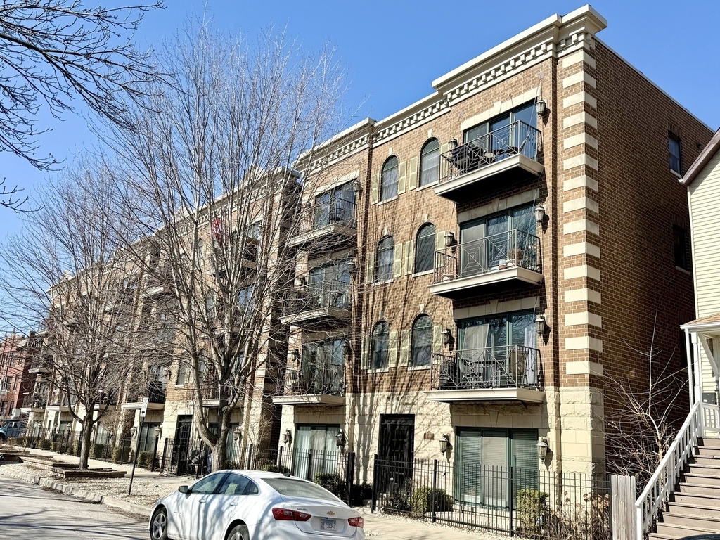 1144 W Roscoe Street - Photo 0