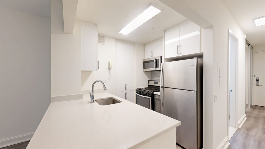 10 Hanover Square - Photo 1