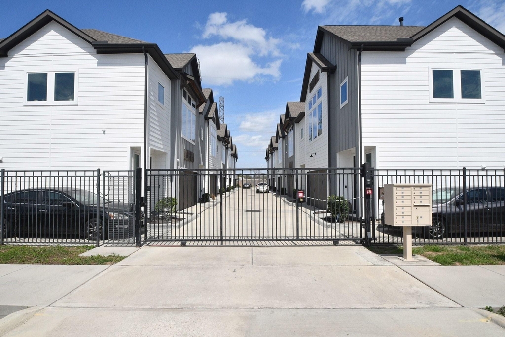 5904 Gardendale Drive - Photo 45
