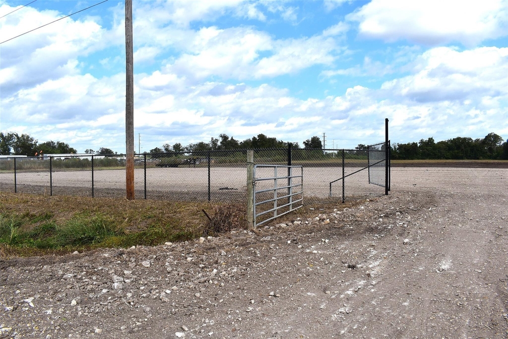 8911 Fm 524 Road - Photo 14
