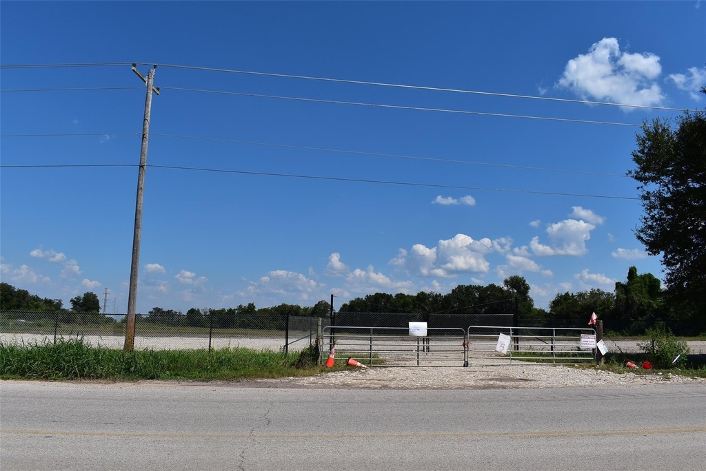 8911 Fm 524 Road - Photo 1