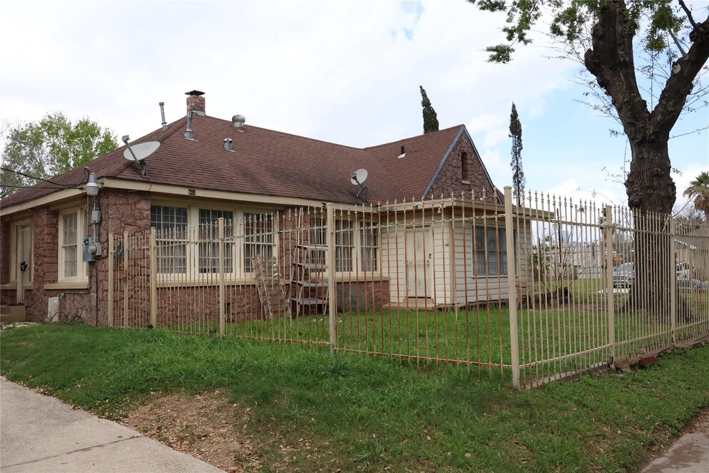 2322 Oakdale Street - Photo 1
