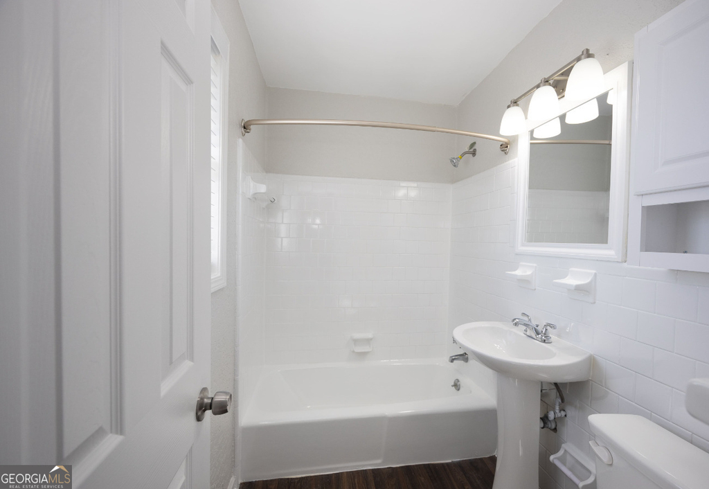4883 Roswell Road - Photo 9
