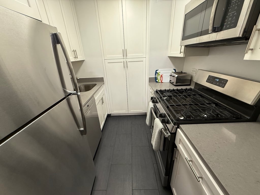 East 63rd Street - Photo 5