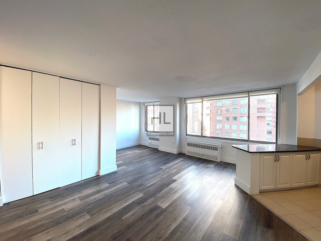 Second Avenue - Photo 1