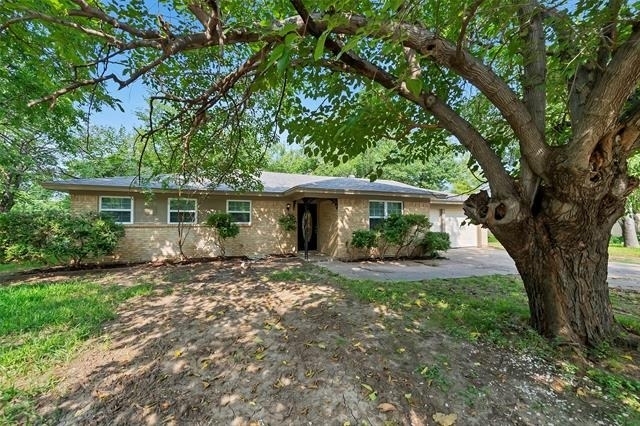 2833 Kingsbury Avenue - Photo 1