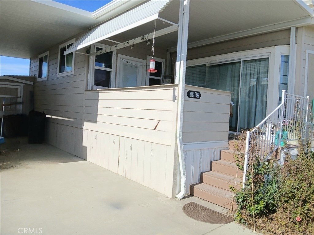 1382 Western - Photo 4