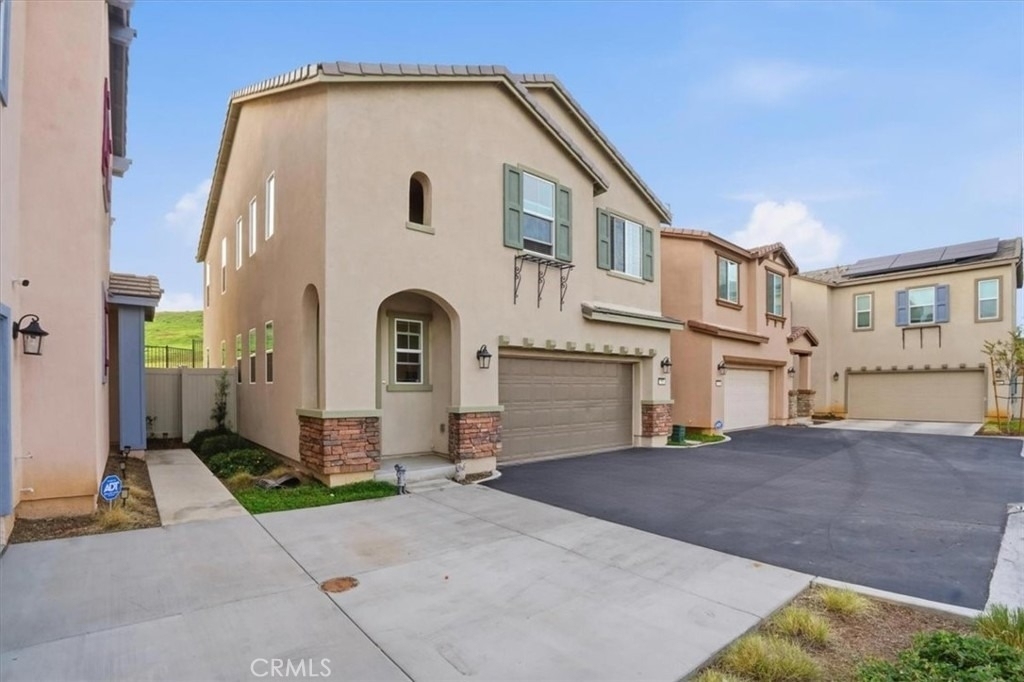 556 Enzo Street - Photo 2
