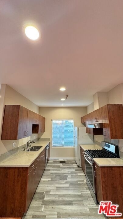 15360 Wyandotte Street - Photo 8