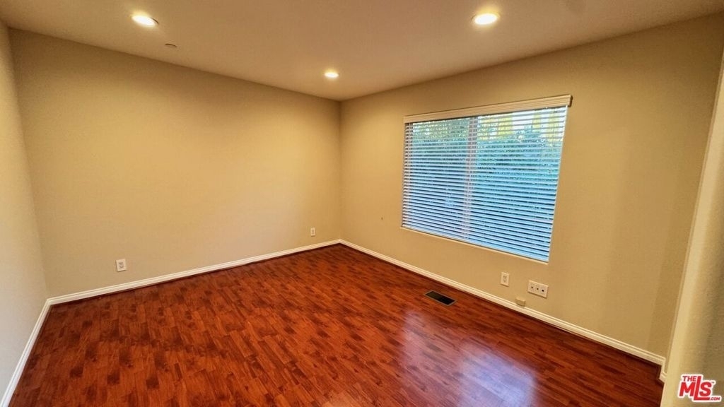 15360 Wyandotte Street - Photo 7