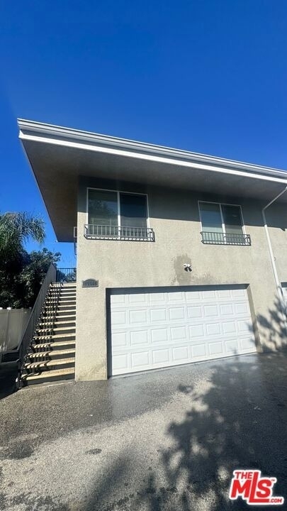 15360 Wyandotte Street - Photo 0