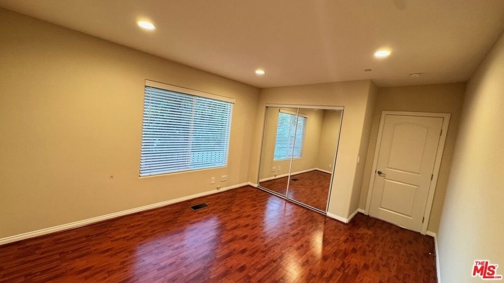 15360 Wyandotte Street - Photo 9