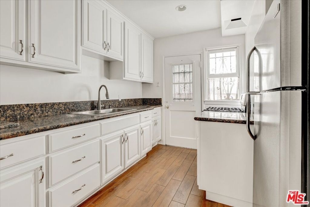 142 N Hamilton Drive - Photo 3